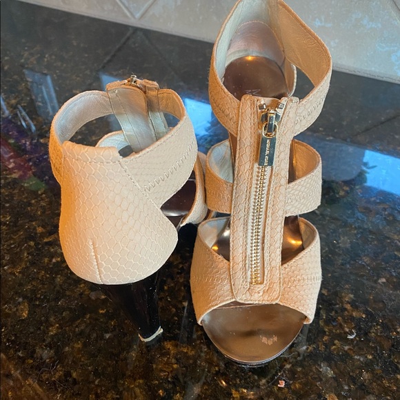 Michael Kors Tan Sandals with Gold Zippers - Picture 2 of 11